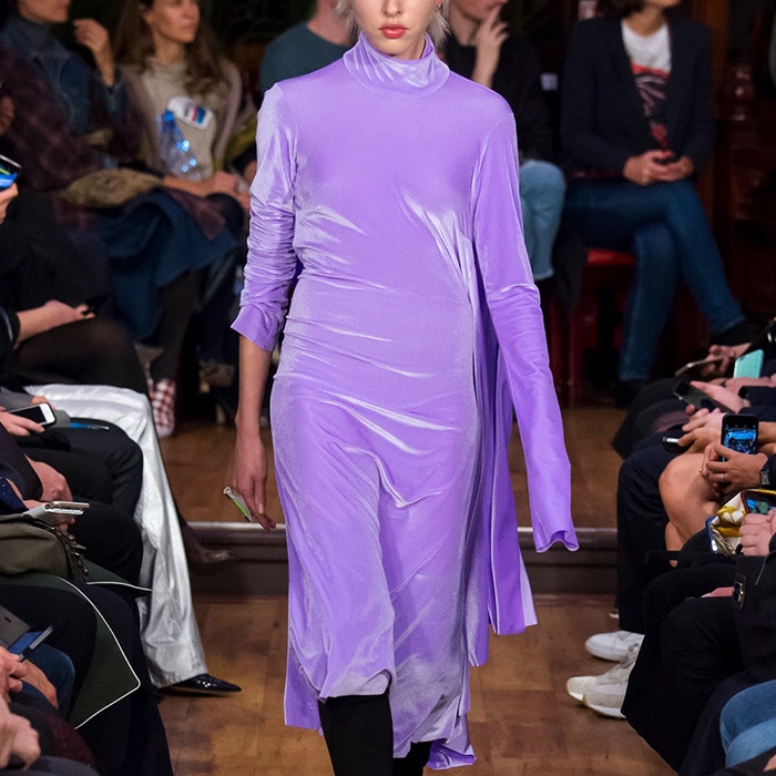 Штаб-квартира бренда Vetements, что в переводе с французского означает «Одежда», находится в парижском криминальном квартале Сен-Дени, куда боится