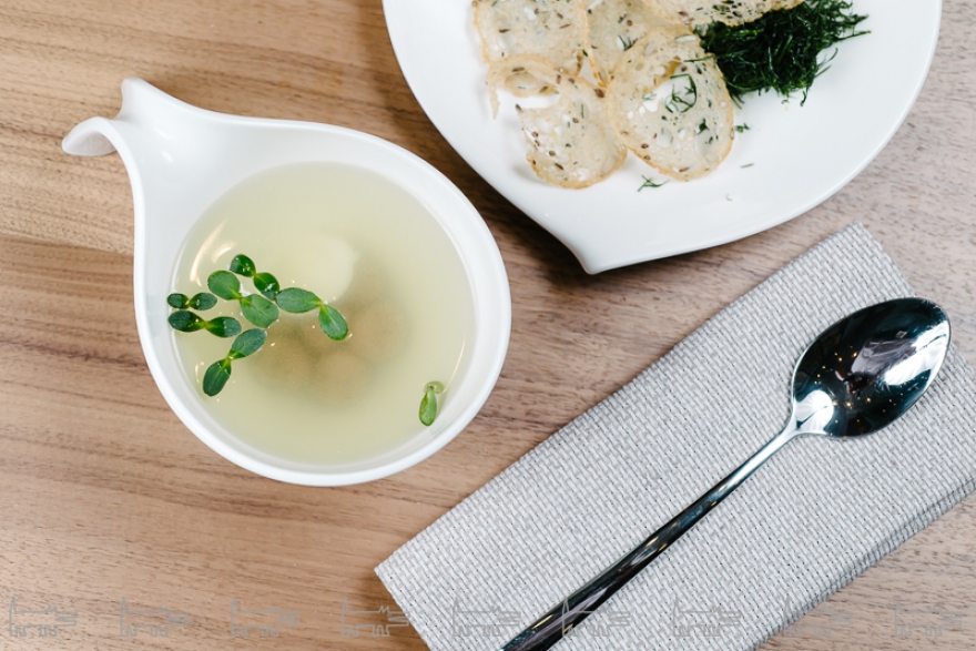 Консоме из петуха с клецками из красной фасоли