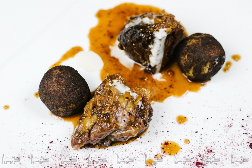 Говяжьи щечки с инжиром и черным картофелем