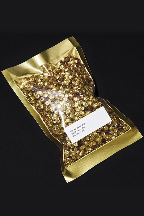 1200 экземпляров набора Phantom 002 с сияющим пигментом и тенямипайетками выпустила гуру-визажист Пэт Макграт для макияжа, который одобрили бы и