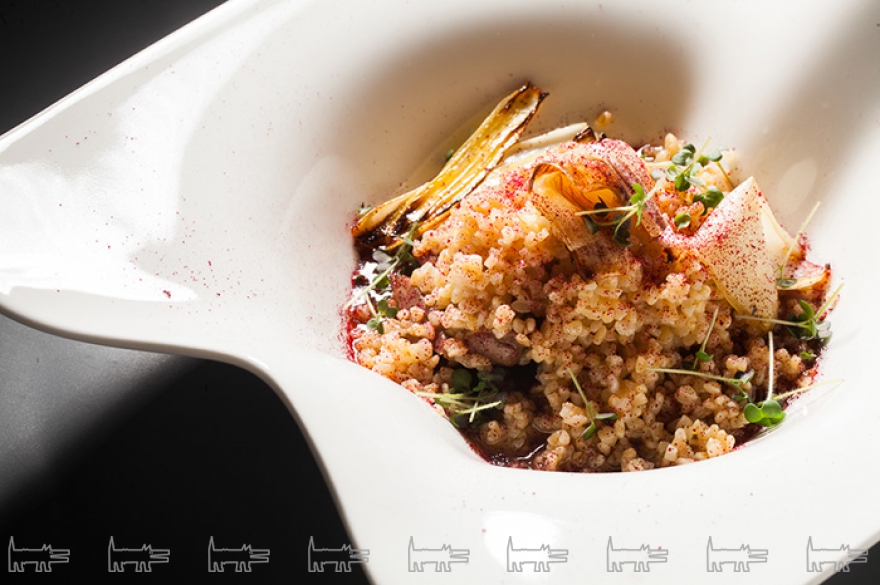 Утиная ножка с булгуром и луком конфи