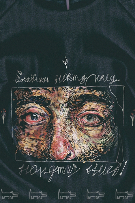 Фрагмент шерстяного свитера с портретом