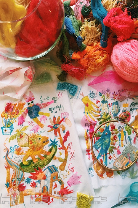 Вышивка, напоминающая детский рисунок, была отсканирована и перенесена на ткань, превратившуюся в подкладку небольшой коллекции тренчей