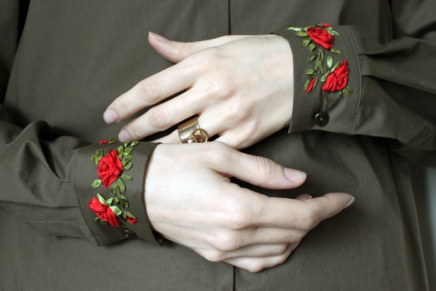 Новая московская марка «2216» расшила рукава хлопковых платьев розами