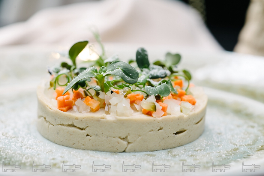 «Гороховый кисель» на манер хумуса с хрустящими хлебцами из семян льна