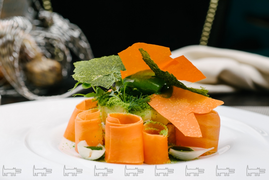 Тельное из судака с пряной морковью и мороженым из укропа