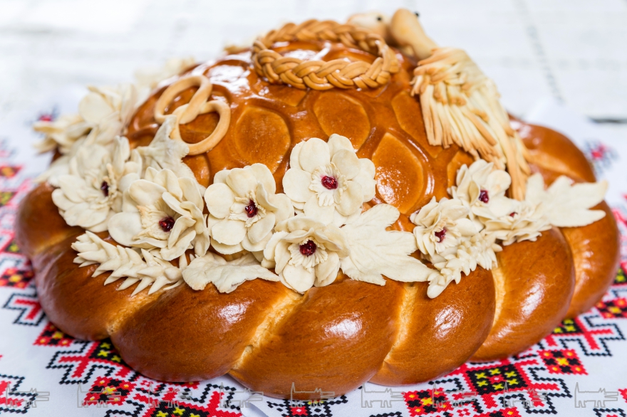 Традиционный каравай с инициалами молодоженов.