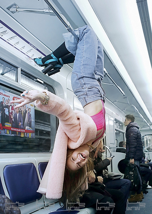 На Юлии Топольницкой: купальник Herve Leger, шуба и босоножки Bottega Veneta, браслет Oscar de la Renta, серьги Roni Blanshay (все — ДЛТ)