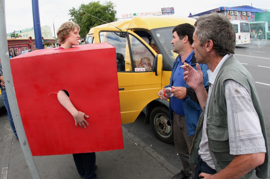 5. Перформанс Игоря Поносова 2008 года, посвященный выходу книги о стрит-арт объектах Objects. Источник: http://igor-ponosov.ru/