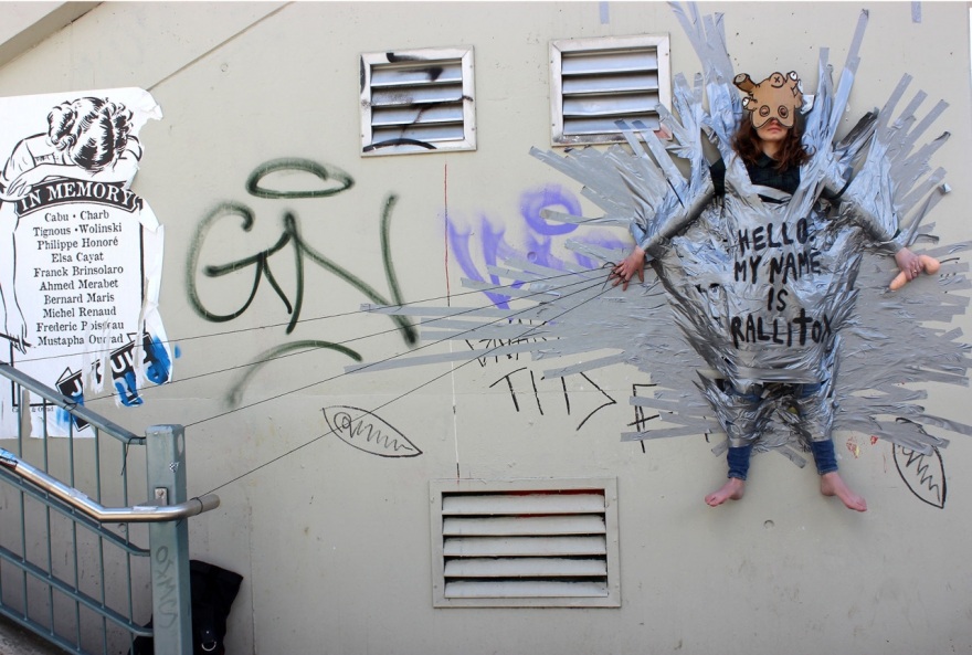 6. Испанский уличный художник Rallitox использует в качестве материала для своих инсталляций водопроводный скотч и людей. Фото из серии работ Human