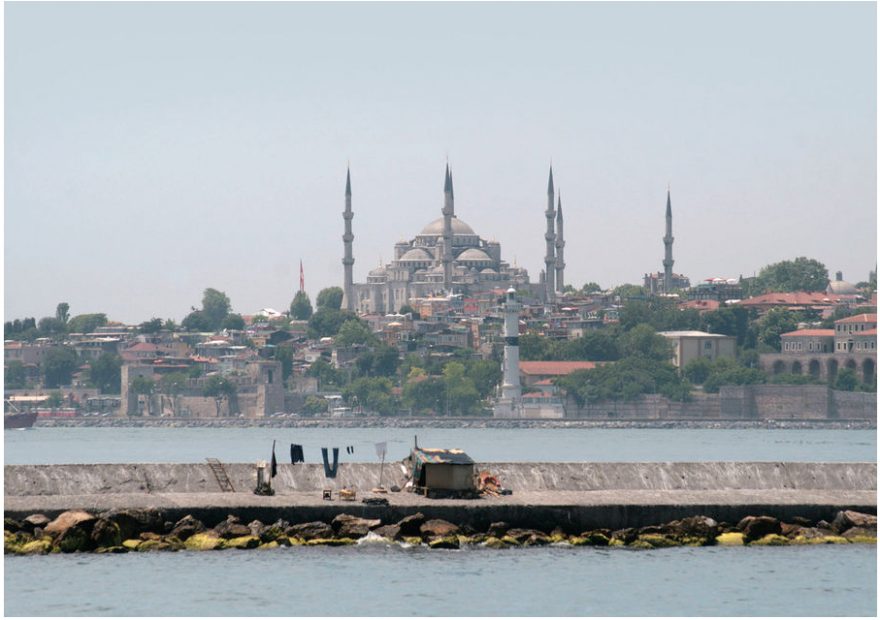 9. Художник Wermke Leinkauf построил на волнорезе посреди Босфорского пролива хижину и жил в ней три дня. www.wermke-leinkauf.com