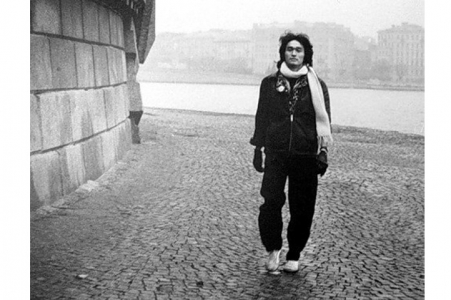 Лидер группы «Кино» Виктор Цой в ожидании перемен носит шарф и бомбер так, как надо
