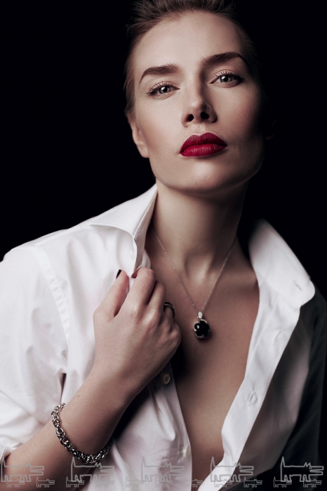 На Валерии кулон Pasquale Bruni, браслет Сhopard (все — ДЛТ), кольцо Bvlgari (Bvlgari), сорочка Van Laack (ДЛТ).