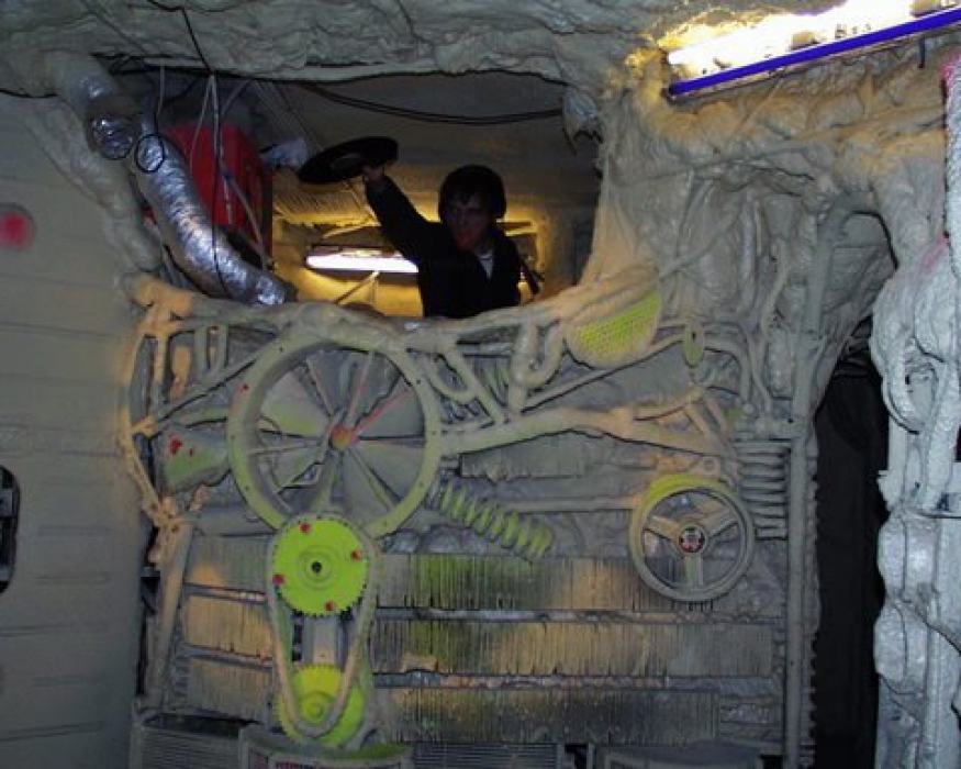 Еще одно уникальное место, как по дизайну так и по концепции. Тогда многие этого еще не понимали, но после скоропостижного закрытия клуб «Станцыя