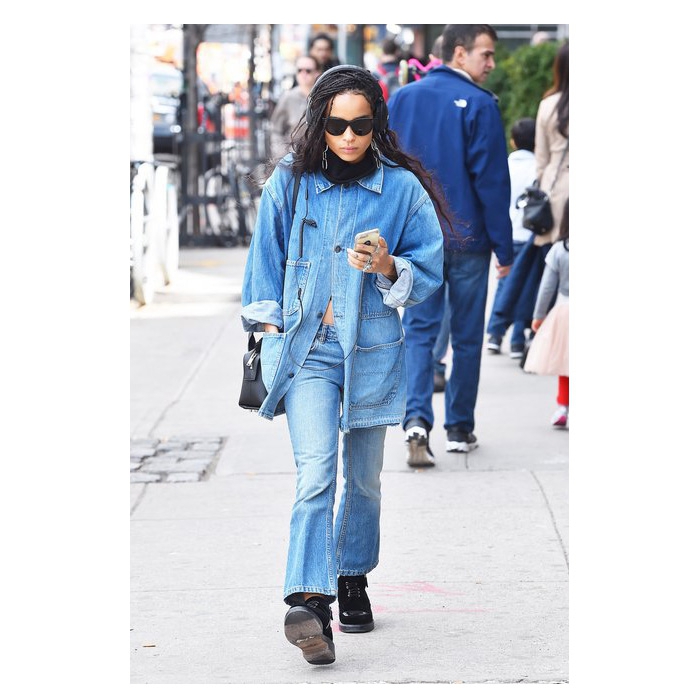 Зои Кравец в джинсах и куртке Alexander Wang