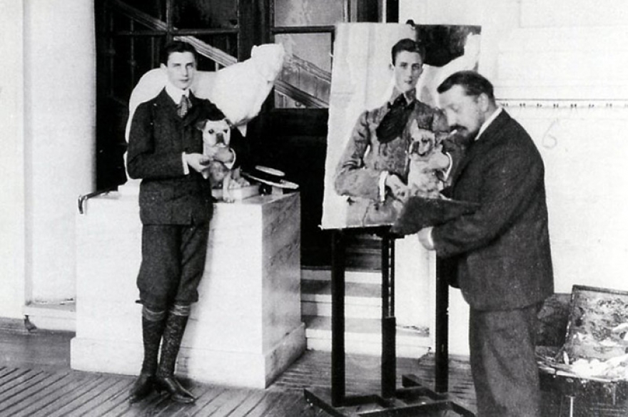 Денди Феликс Юсупов позирует художнику, очередь на выставку которого стала мемом зимы, а именно Валентину Серову в обязательном банте