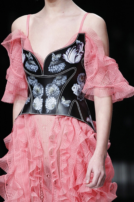 Корсет из коллекции Alexander McQueen, осень-зима 2016
