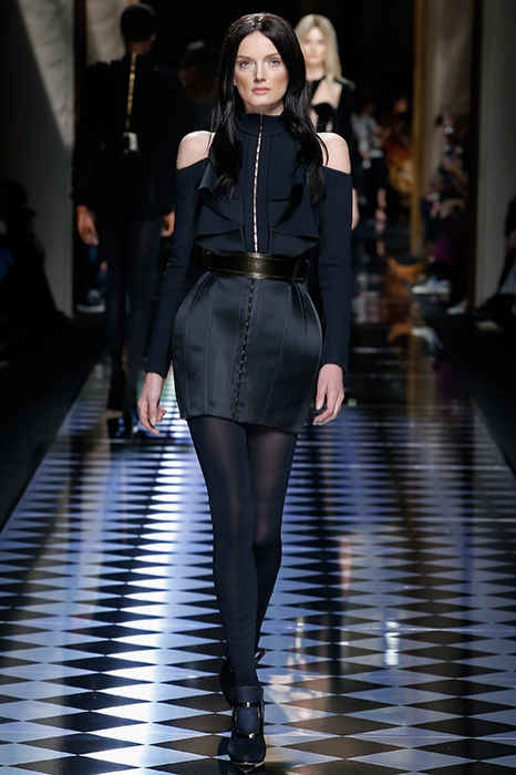 Коллекция Balmain, осень-зима 2016. В мини-юбки вшиты подкладки, чтобы сымитировать фигуру Ким Кардашьян