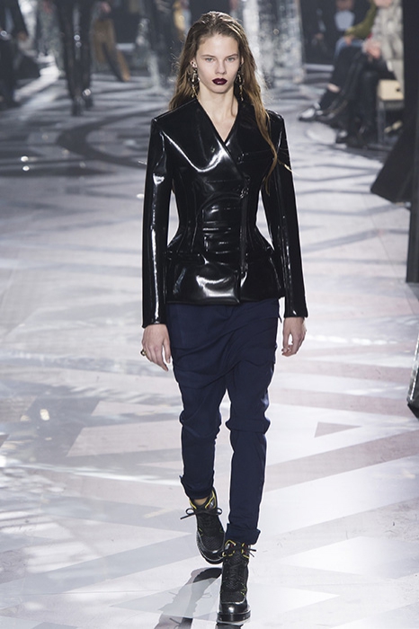Латексный жакет на показе Louis Vuitton, осень-зима 2016