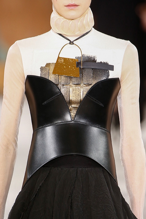 Кожаный корсет из коллекции Loewe, осень-зима 2016