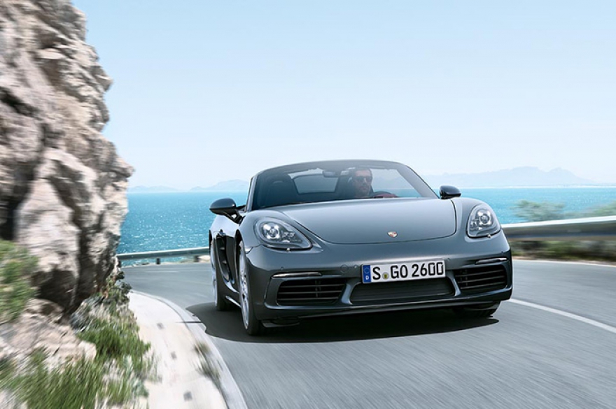 Цифры 300 и 350 лошадиных сил соответственно выдают моторы 718 Boxster и 718 Boxster S. Новинка расходует на 13 процентов меньше топлива.