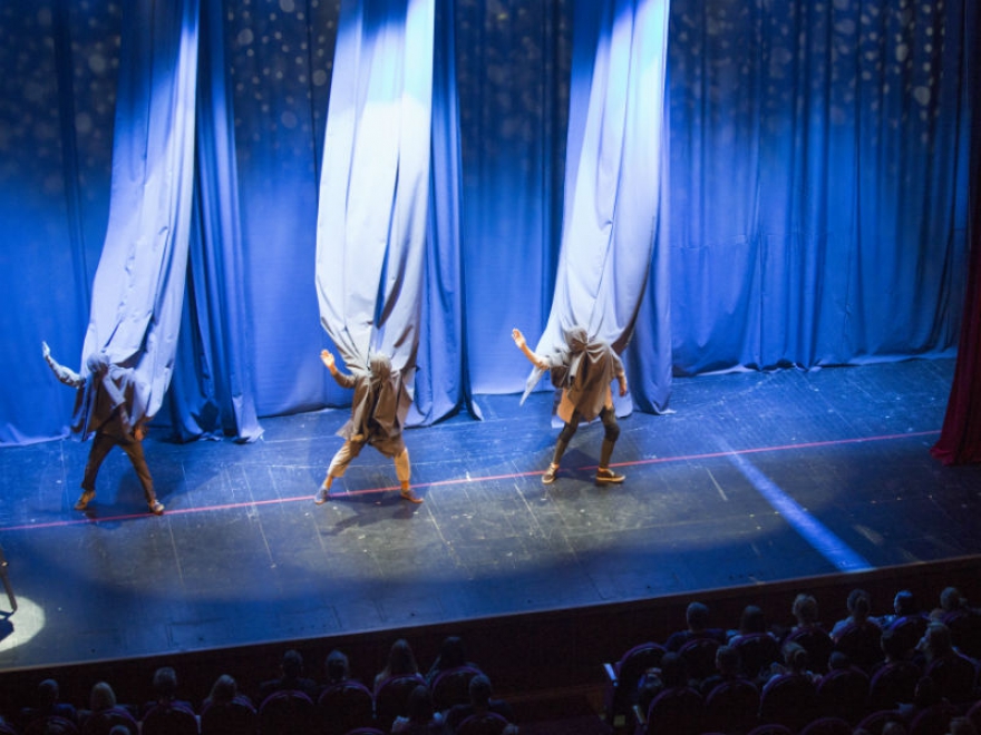 Разобраться в себе Тема перформанса «RedBull Изнанка» — внутренний мир человека, стоящего на пороге больших перемен. Кто-то в такие минуты испытывает