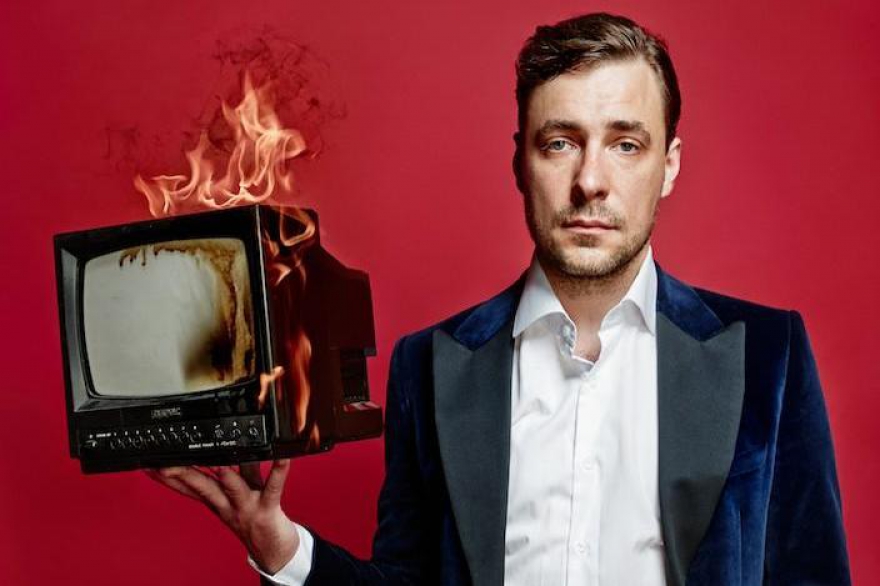 Суббота, 9 апреля С недавних пор актер Евгений Цыганов, известный по фильмам «Питер FM», «Про Любовь» и сериалу «Оттепель», занялся музыкой и собрал