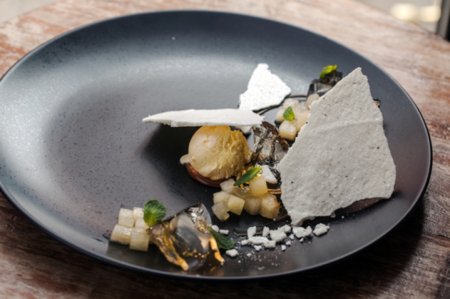 Ресторан «Винный шкаф». Сегменты маринованной груши с оливковым мороженым и карамелью, 270 рублей