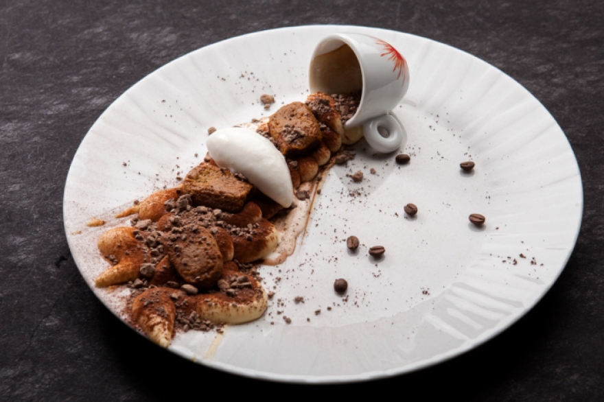 Ресторан Percorso. Тирамису с молочным мороженым и эспрессо, 470 рублей