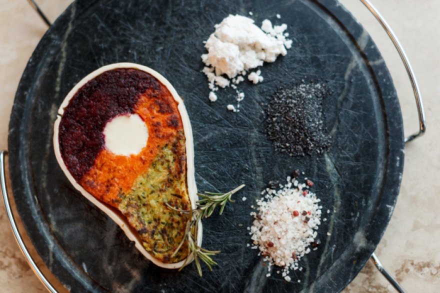 Ресторан «Блок». Постный стейк из овощей — свекольно-ореховый с имбирем, морковно-апельсиновый с изюмом и кабачковый с пряными томатами, 450 рублей