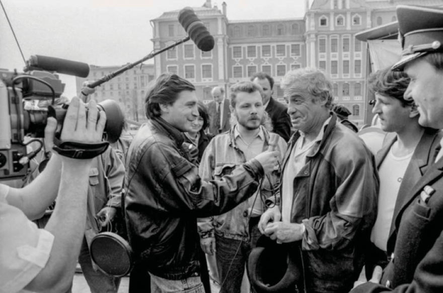 Александр Невзоров берет интервью у Жана-Поля Бельмондо. Оба в кожаных куртках.