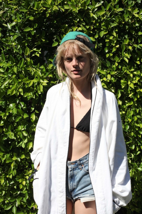 Ханна Габи Одиель в шортах Levi's