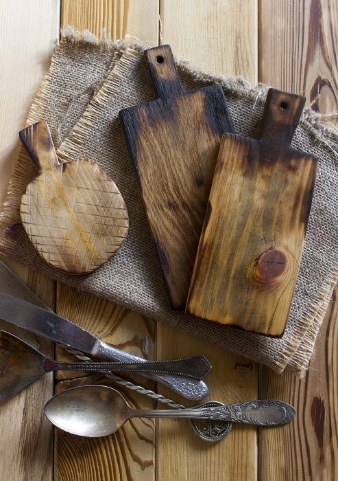 Мини-доски, которые изготавливаются из дуба, березы и лиственницы, обжигаются и покрываются маслом, украсят любую подачу. Фото: Лилия Завадская