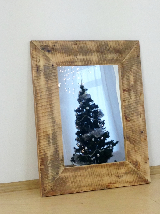 Настенное зеркало из восстановленной сосновой доски