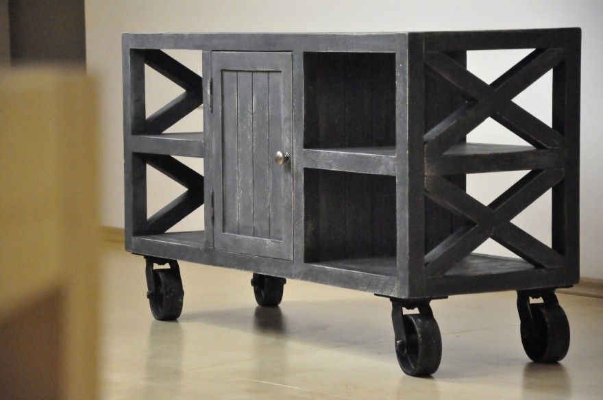 Консоль из массива сосны, созданная по фотографии заказчика