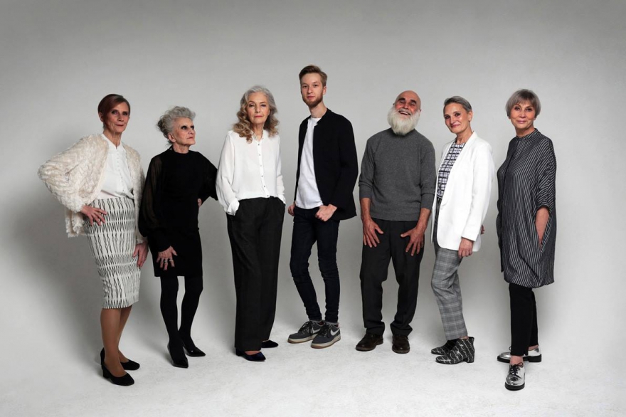 Игорь Гавар (в центре) и модели агентства Oldushka