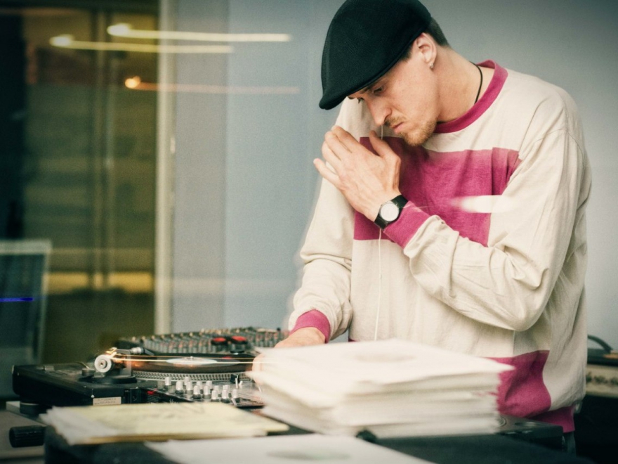 Пятница, 29 апреля Виталий Суханов, он же DJ Bamboo — самарский диджей, меломан и виниловый диггер с большим стажем. В его коллекции найдётся самая