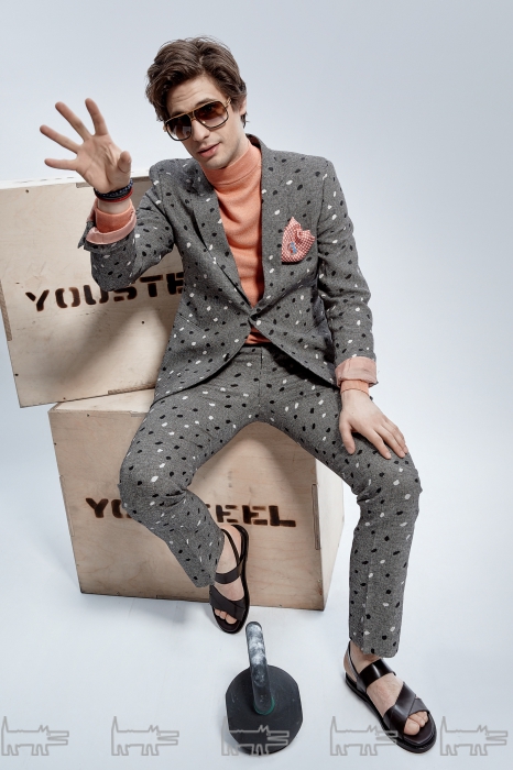 Костюм Paul Smith, сандалии Brioni, джемпер Loro Piana, очки Thom Browne, платок Lanvin, винтажный значок Off