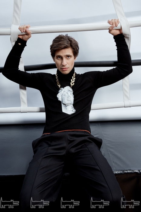 Водолазка Fendi, брюки Celine, колье Rick Owens