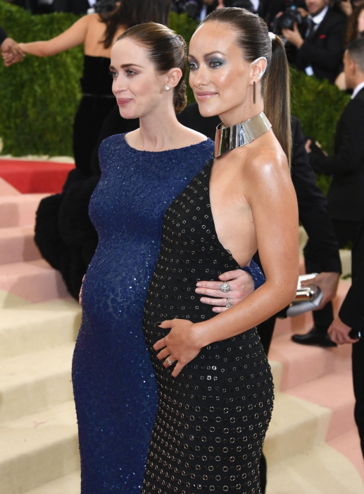 Эмили Блант и Оливия Уайлд в Michael Kors