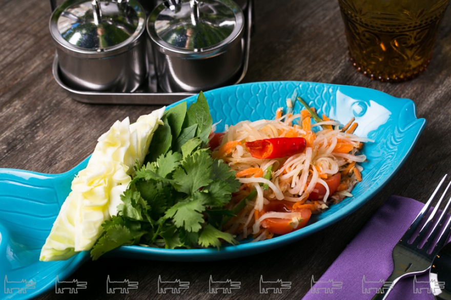 Салат сом там