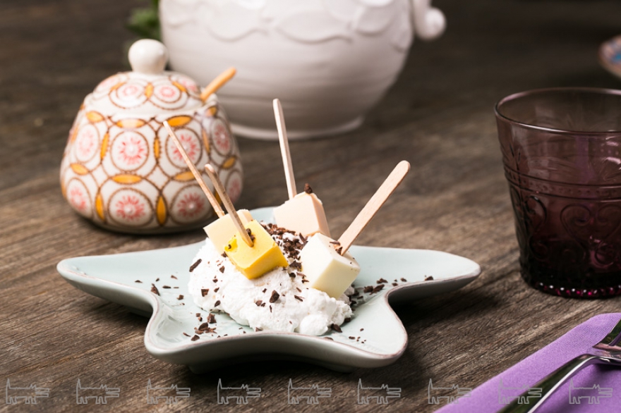 Семифредо из тропических фруктов на ананасовой меренге