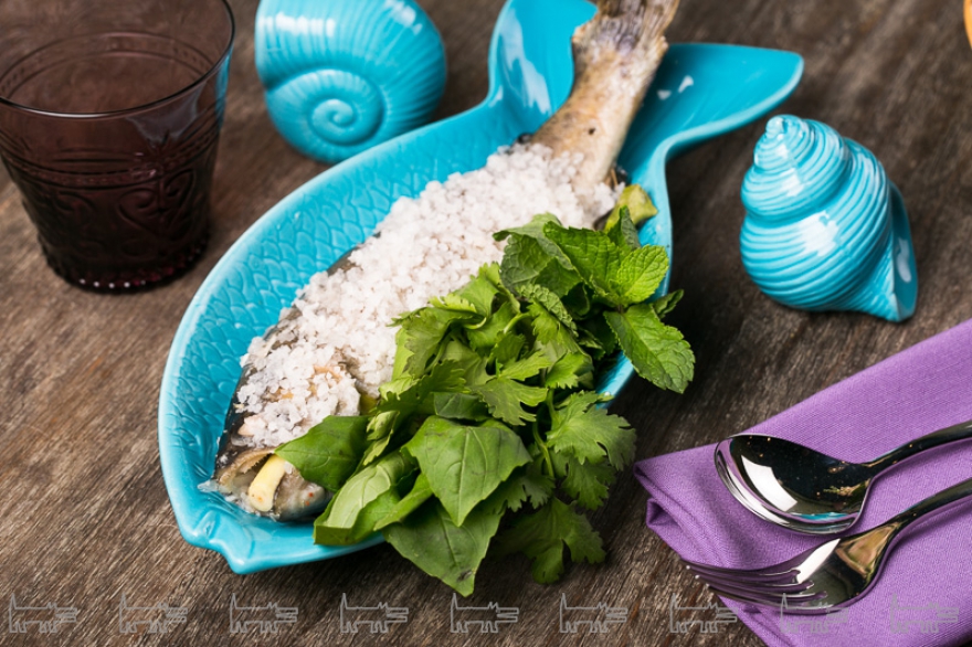 Запеченная в соли рыба