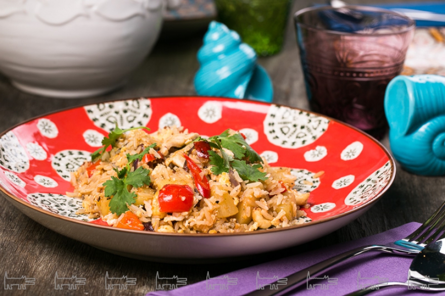 Жареный рис с овощами, ананасом, яйцом и орехами кешью