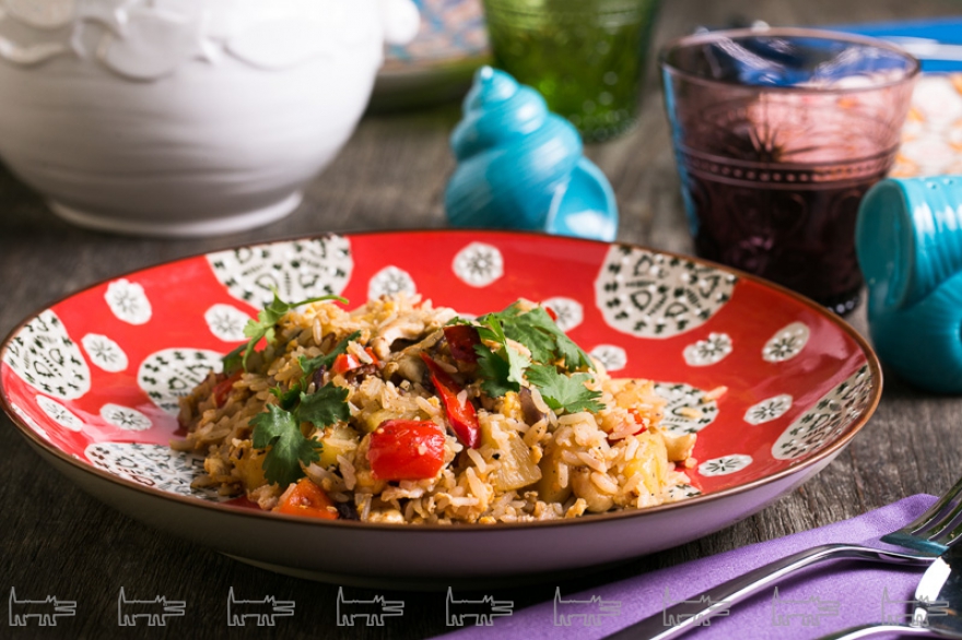 Жареный рис с овощами, ананасом, яйцом и орехами кешью