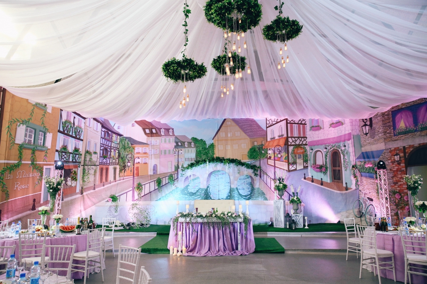 Для того чтобы передать гостям свадьбы французское настроение, на поверхности площадью 100 кв.м художник нарисовал картину в стиле Прованс