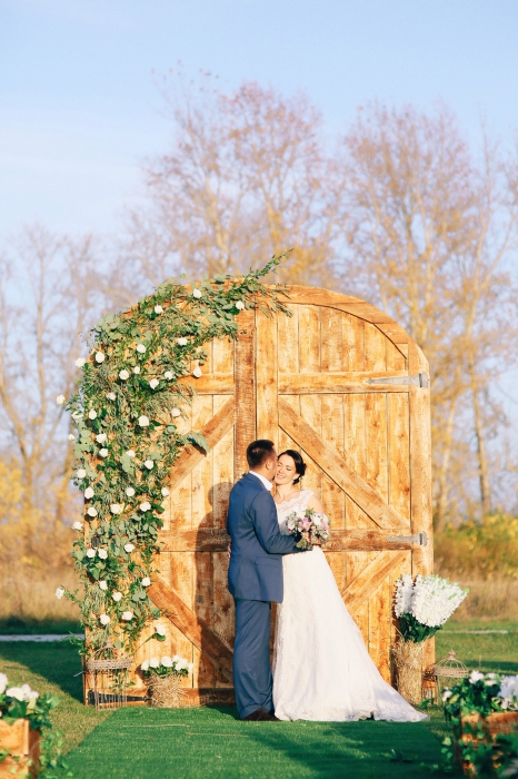 Деревянные двери для этой регистрации, как и любая декорация, были изготовлены индивидуально для молодоженов