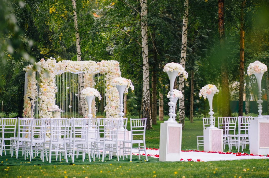 Для декора этой выездной регистрации на поляне использовали такое огромное количество цветов, что сами сотрудники не смогли их пересчитать
