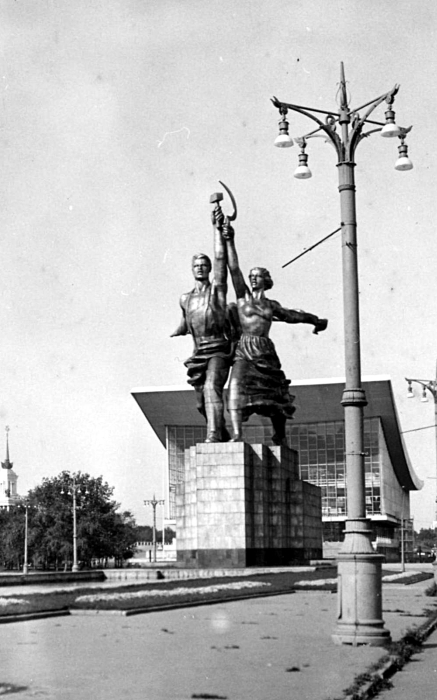 Статуя «Рабочий и колхозница» на территории ВДНХ