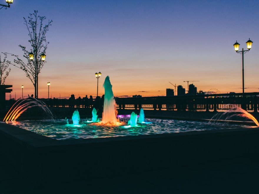 Суббота-воскресенье, 21-22 мая Кремлевская набережная прекрасна для прогулок как утром, так и поздним вечером. А в течение двух дней здесь соберутcя